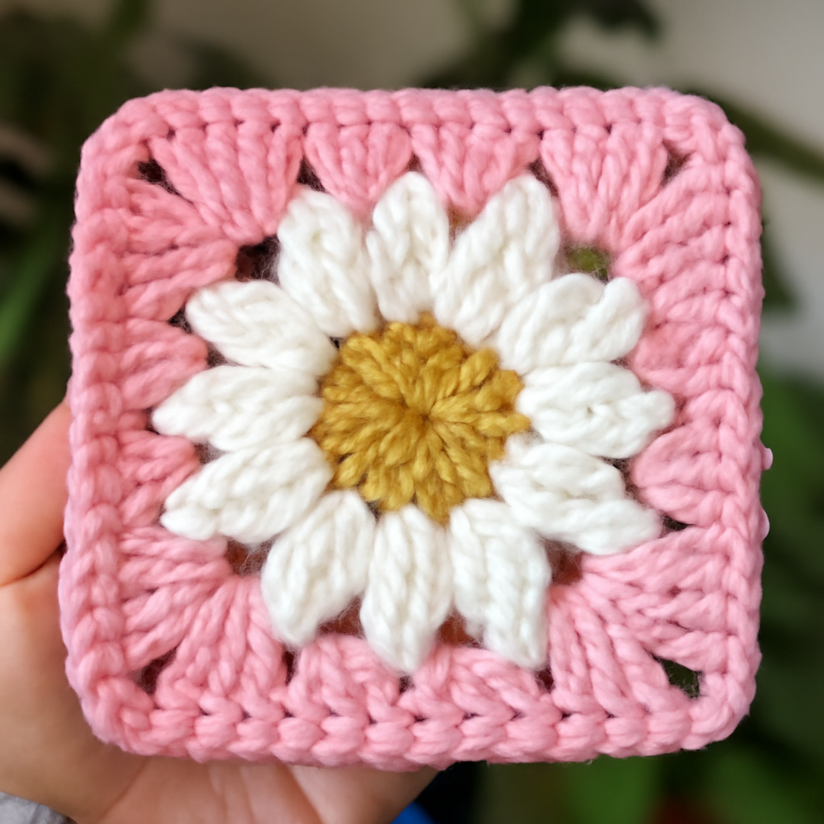 Charming Daisy Flower Granny Square: A Cozy Beginner Project